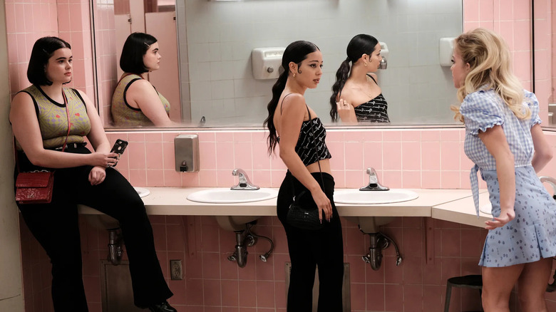 Euphoria, Kat, Maddie et Cassie parlent dans la salle de bain de la fille