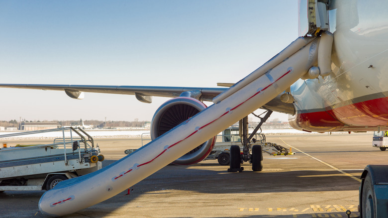 Le toboggan d'urgence d'un avion a été déployé sur une piste.