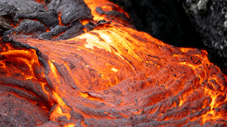 Une photo grossière de lave à chaud en blanc qui coule de Black Rock