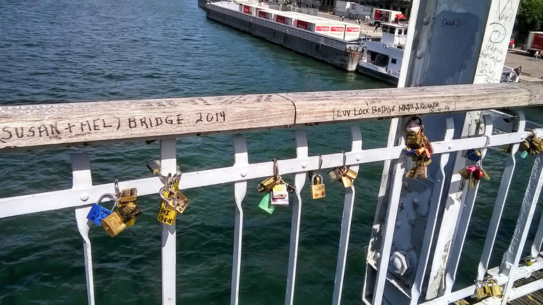 Cadenas sur un pont sur l'eau