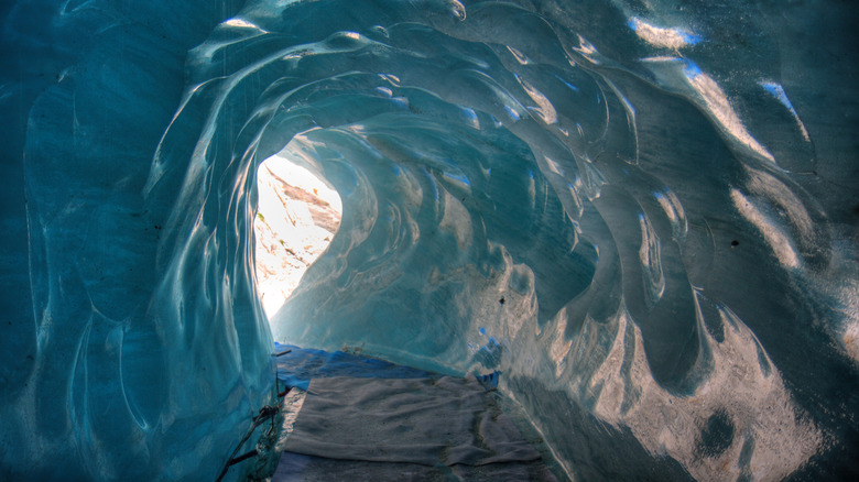 Une grotte de glace bleue dans le glacier Mer de Glace dans les Alpes françaises