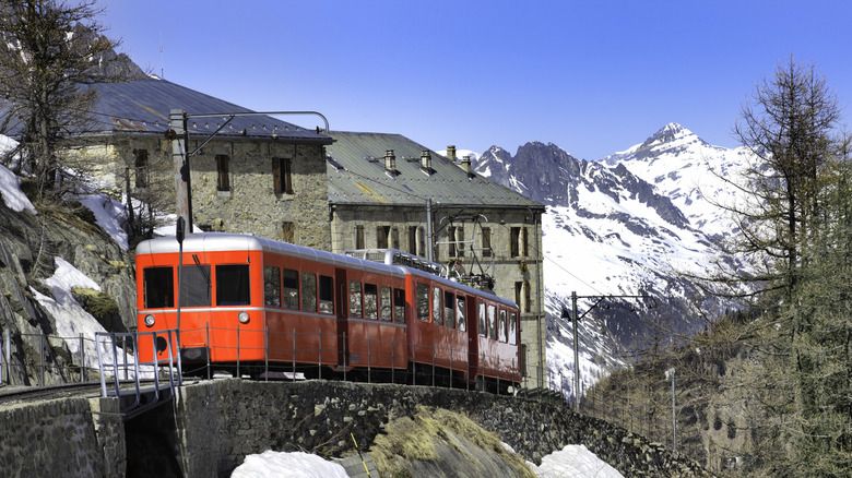 Un train voyageant à travers la vallée de Chamonix près de Mer de Glace dans les Alpes françaises