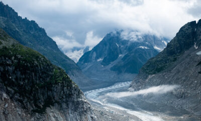 Les grottes de neige du plus grand glacier de la France brillent avec de la glace bleue électrique et des cavernes sculptées