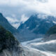 Les grottes de neige du plus grand glacier de la France brillent avec de la glace bleue électrique et des cavernes sculptées