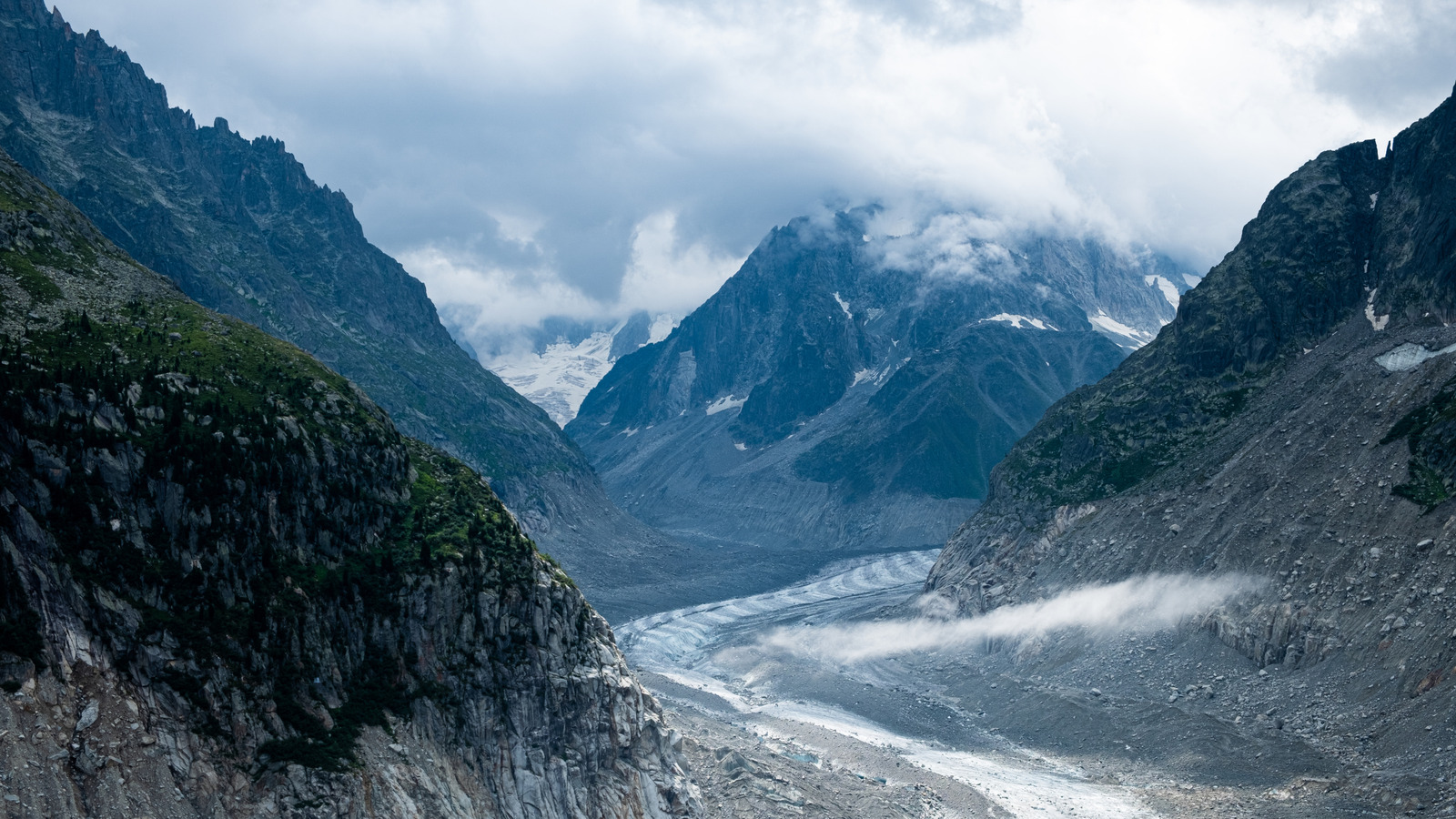 Les grottes de neige du plus grand glacier de la France brillent avec de la glace bleue électrique et des cavernes sculptées