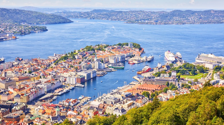 Une vue aérienne de la ville de Bergen et du port.