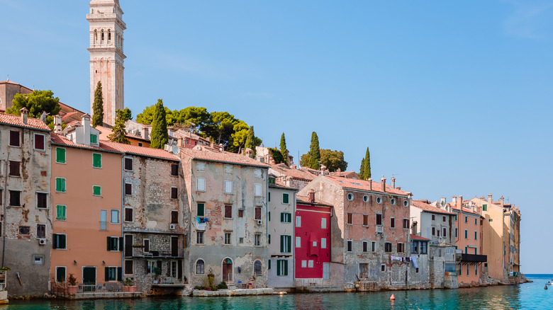 Les maisons pastel tapissent le front de mer de Rovinj, Croatie