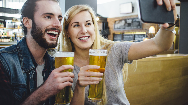 Les voyageurs boivent au bar de l'aéroport