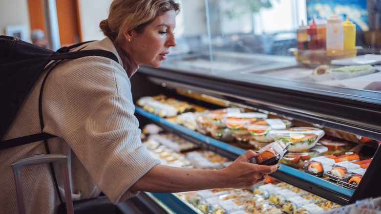 Voyageur saisissant la boîte de sushi