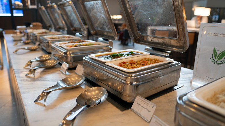 Table de buffet salon de l'aéroport