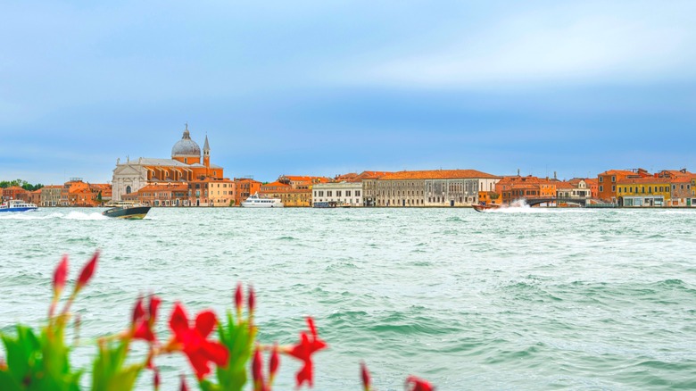 Boat croisière sur le lagon de Venise devant les bâtiments historiques