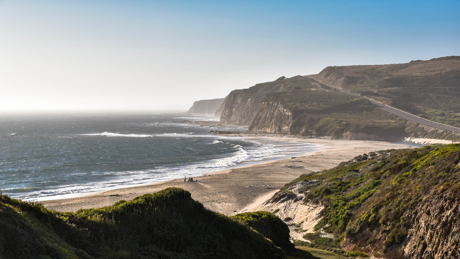 Escape les foules touristiques dans une plage de Californie spacieuse offrant une isolement sage