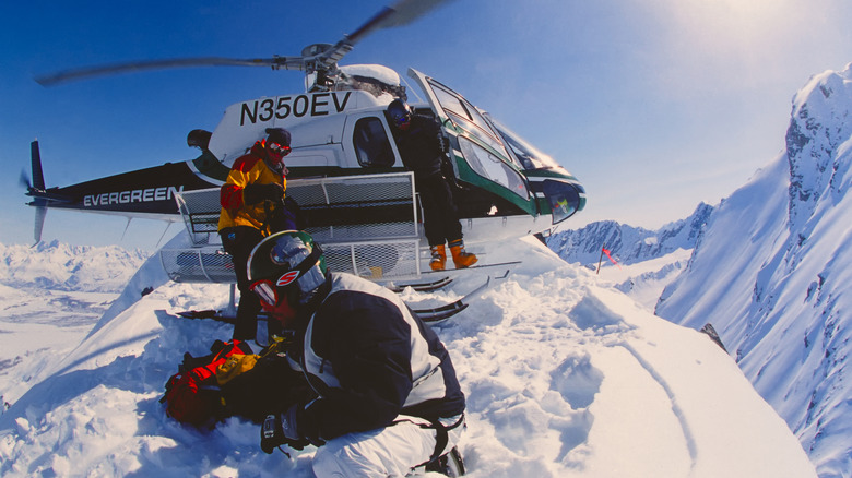 Hélicoptère et skieurs sur Snowy Mountain