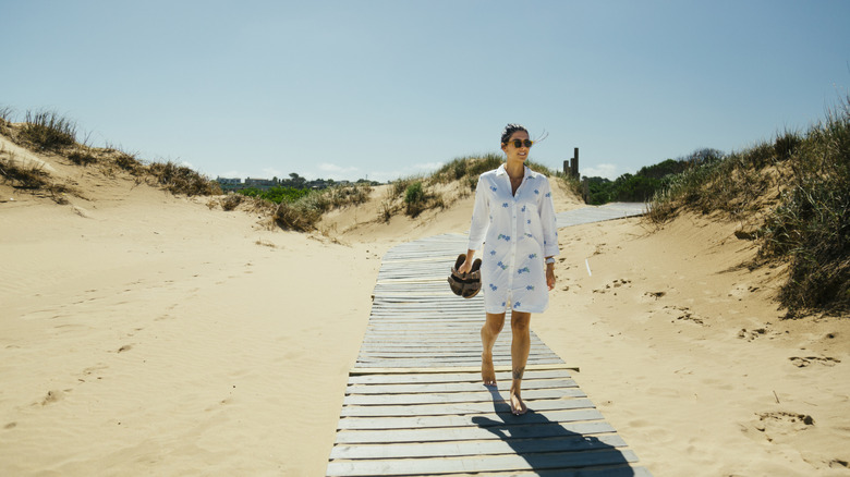 Femme marchant sur la promenade de plage à Jose Ignacio