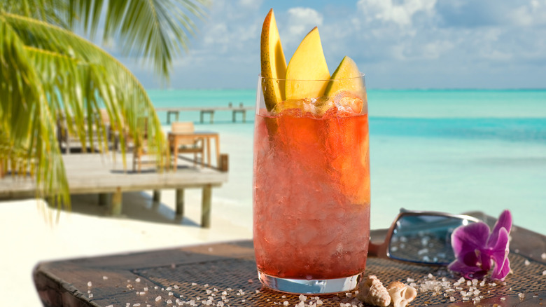 Cocktail coloré sur la plage