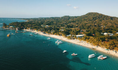 Une plage parfaite au Honduras est entourée du deuxième récif du monde