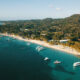 Une plage parfaite au Honduras est entourée du deuxième récif du monde