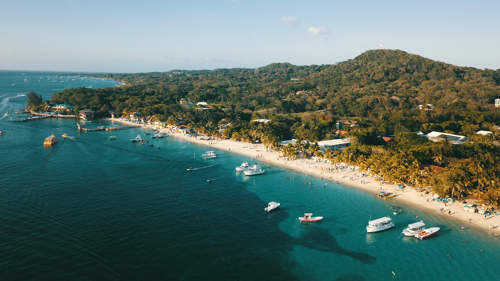 Une plage parfaite au Honduras est entourée du deuxième récif du monde