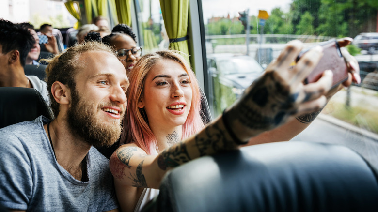 Les passagers des bus de tournée prenant des selfies