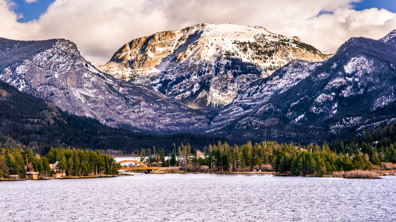 Les montagnes enneigées tournent au-dessus du lac Granby