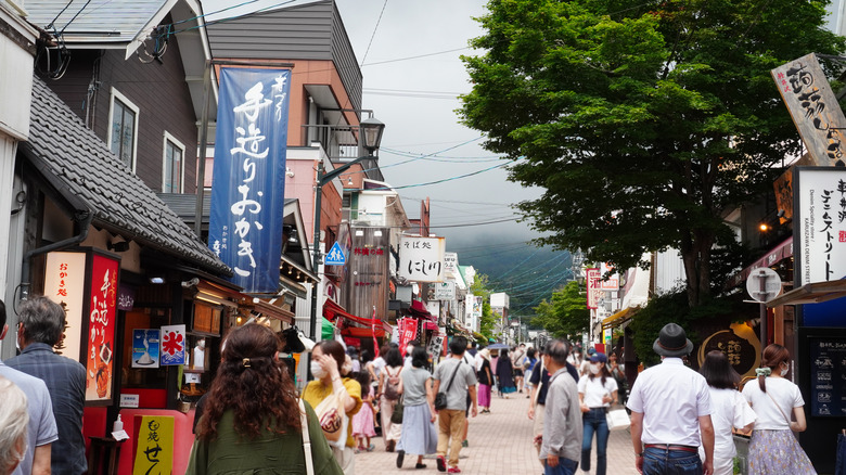 Street commerciale animée à Karuizawa