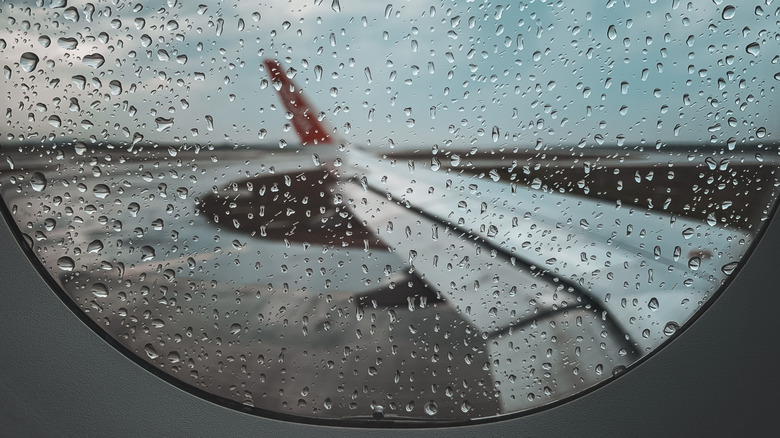 Gouttes de pluie sur une fenêtre d'avion