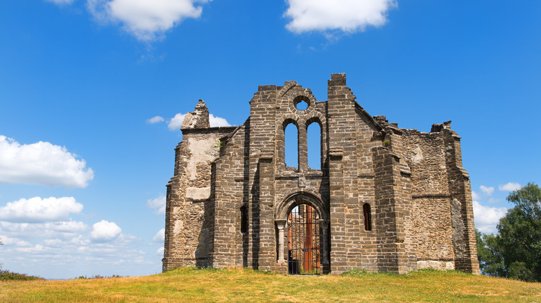 Ruines d'un château au sommet du massif central à Limousin, France