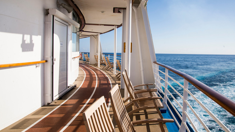 Corridor de croisière vide surplombant l'océan