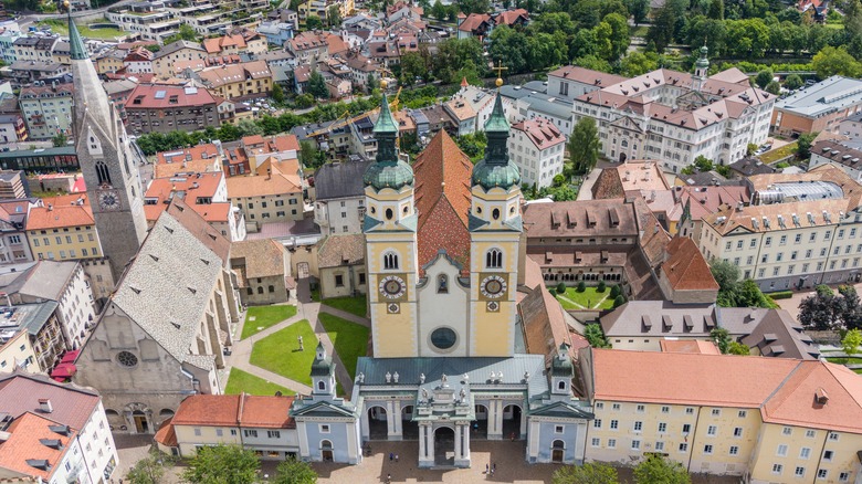 Vue aérienne de la cathédrale de Brixen en Italie