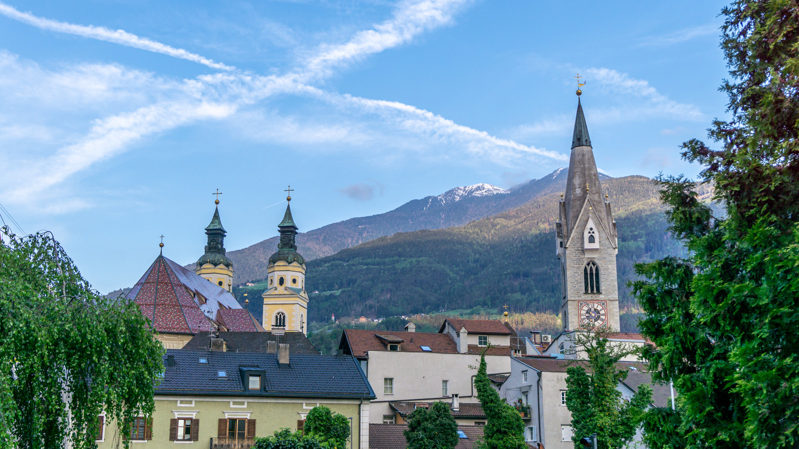 La ville de montagne en Italie où de superbes sommets entourent un village de livre de contes