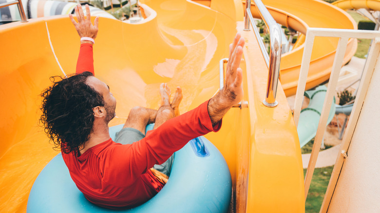 Homme qui roule sur un toboggan dans un tube