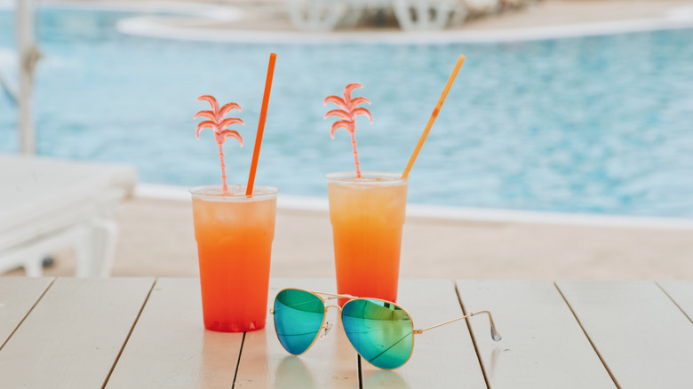 Deux boissons au bord de la piscine