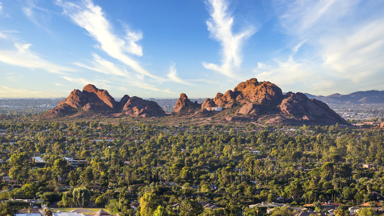 Ciel ensoleillé sur Papago Park à Phoenix