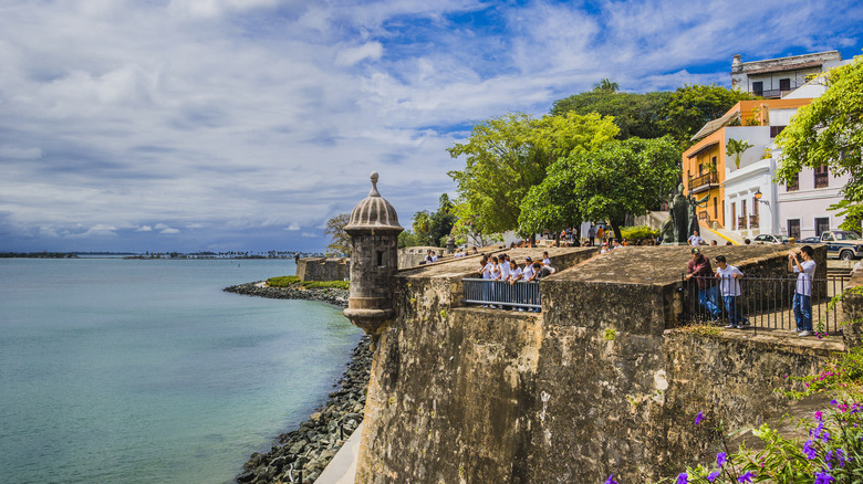 Voyageurs sur le mur de la forteresse de San Juan