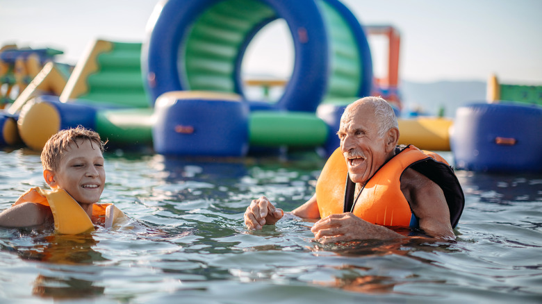 grand-père et petit-fils dans un parc aquatique