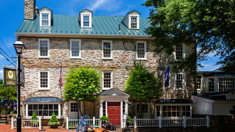 Un bâtiment en pierre de trois étages dans le quartier historique de Middleburg