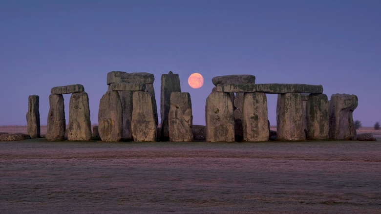 Vue de la lune entre les mégalithes de Stonehenge