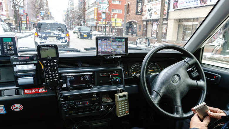 Une vue sur le devant d'un taxi japonais de l'intérieur