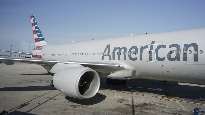 Gros plan du côté de l'American Airlines Plane sur Tarmac