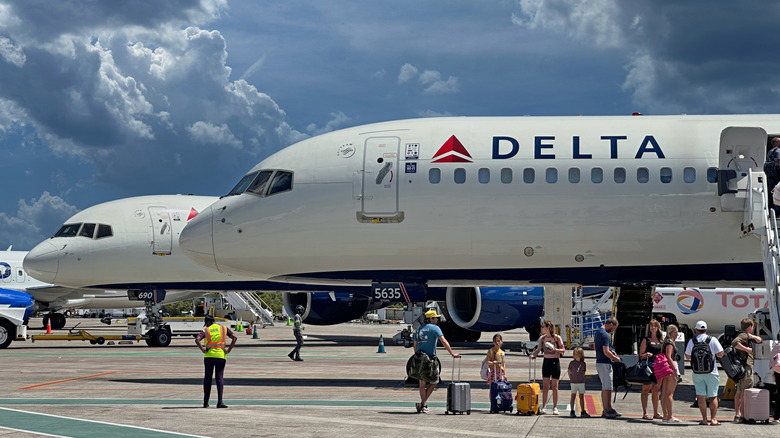 Les passagers à bord d'un avion Delta Air Lines de Tarmac