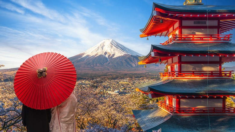 Couple regardant le mont Fuji au Japon avec une pagode au premier plan