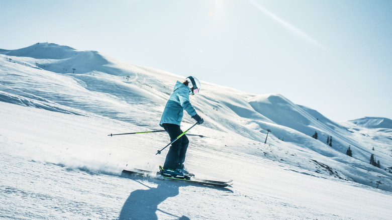 Femme skiant à Tahoe