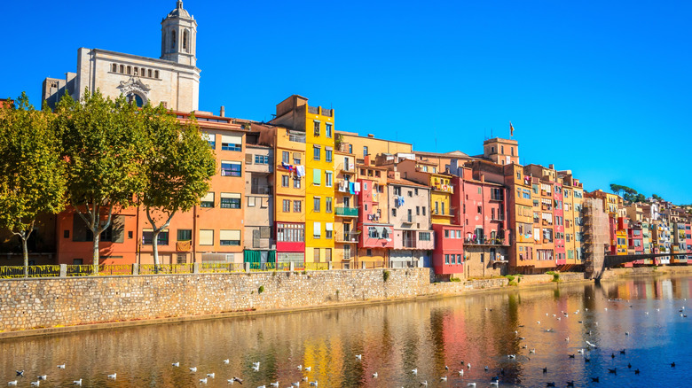 Bâtiments surplombant la rivière à Girona, en Espagne