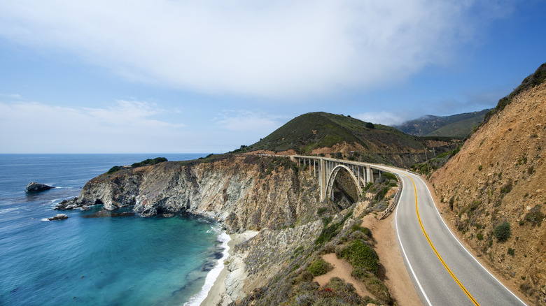 La Pacific Coast Highway passe par une baie bleue et des falaises en Californie