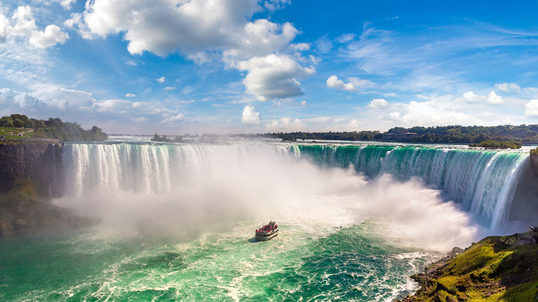 Vue aérienne des chutes du Niagara du côté canadien