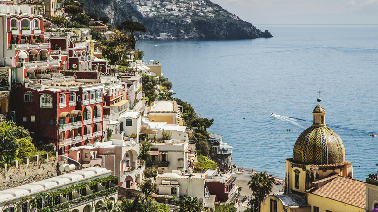 Vue de maisons de falaise Praiano en Italie