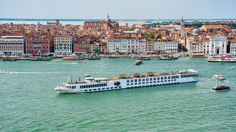 Vue aérienne du bateau de croisière fluvial près des canaux de Venise