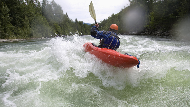 Un kayaker de la rivière dans les eaux vives