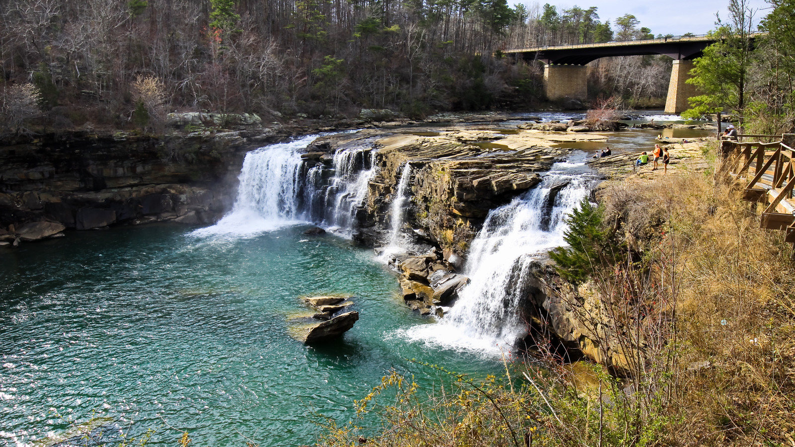 L'une des plus belles cascades de l'Alabama coule dans un paradis de trou de baignade parfait