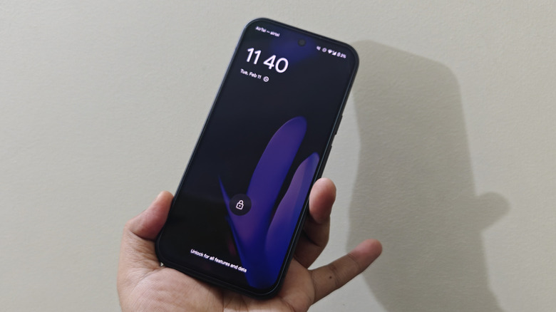 Une personne tenant un Google Pixel 9 Pro à la main.